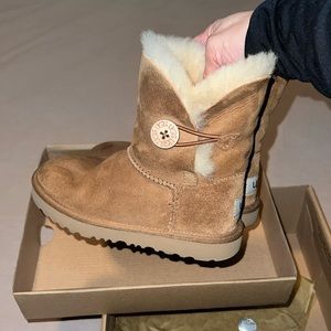 Ugg T Bailey Button II size 11 girls